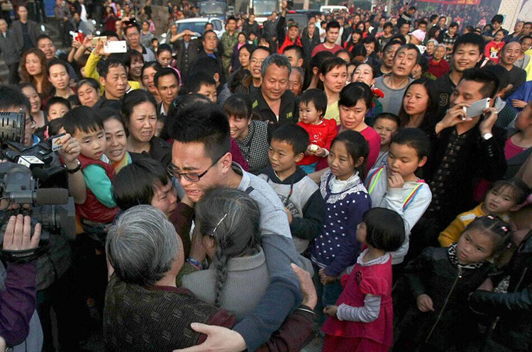 郑州4岁男孩被拐 26年后母子终团聚感动全村 